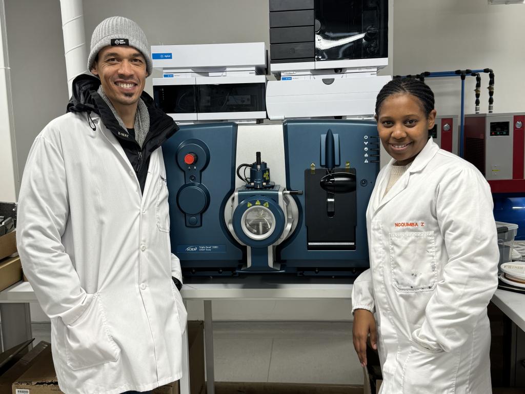 H3D Scientists standing next to the new 5500 QTRAP